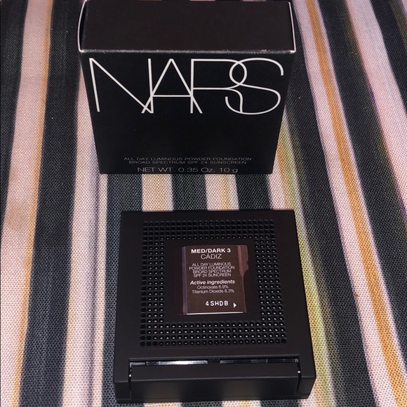 All Day Luminous Powder Foundation SPF 24 - Picture 4 of 4